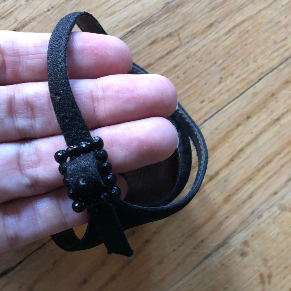 Girls dress shoe with heel. - Picture 3 of 5